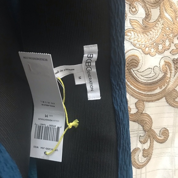 Mini skirt BCBG great color - Picture 2 of 2